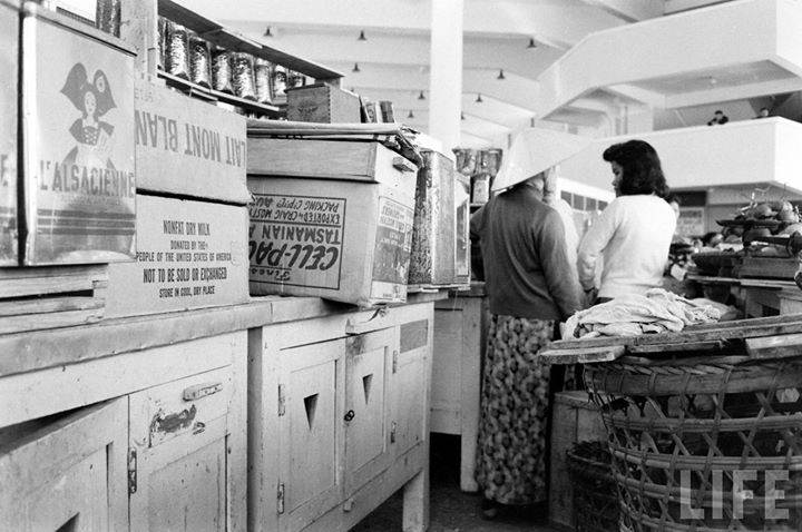 <mark>Đà</mark> Łạt 1961 - Bên trong chợ Đà Lạt mới xây dựng xong. by John Dominis