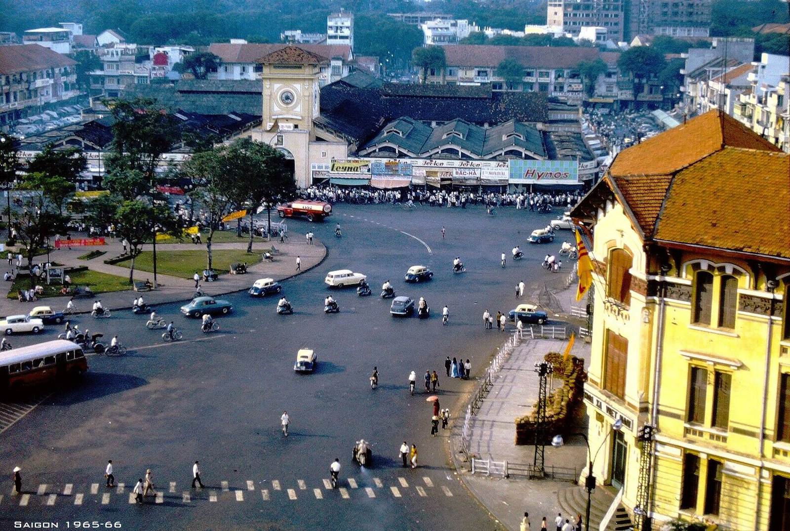 Chợ Bến Thành năm 65-66 có treo bảng hiệu chợ Quách Thị Trang