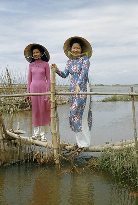 Vietnam 1952 - Hai cô gái trong trang phục áo dài