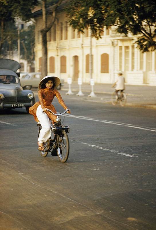 ՏAIՑON 1961 - Cô gái mặc tà áo dài chạy xe Vélo Solex. Photo by Wilbur E. Garrett