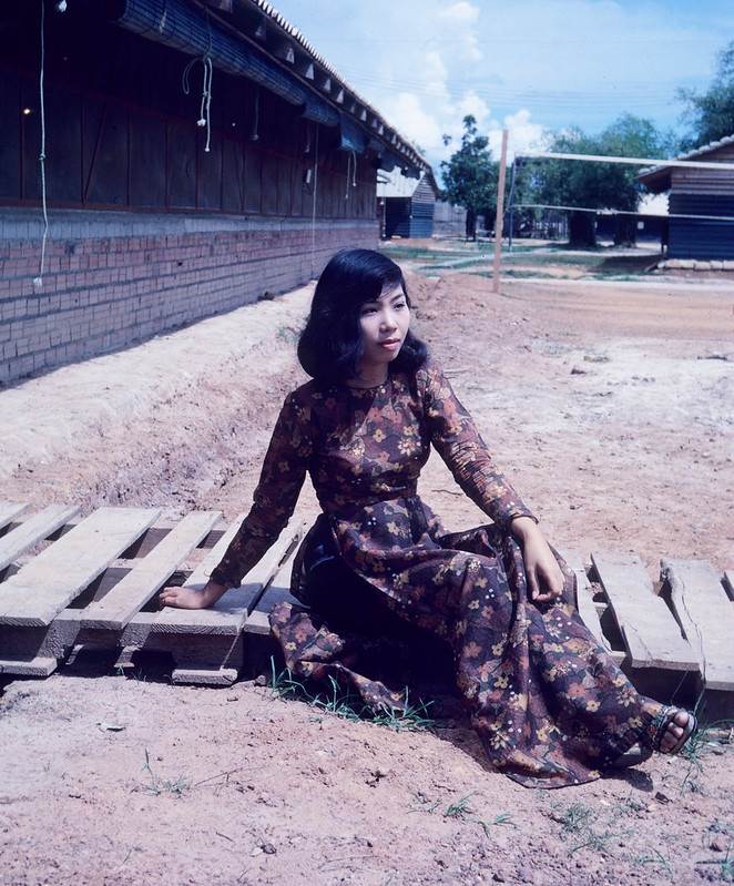 <mark>Dĩ</mark> Aп - BIÊN HÒA 1969 - Người phụ nữ Việt Nam trong tà áo dài - Ảnh của Tiến sĩ William Bolhofer