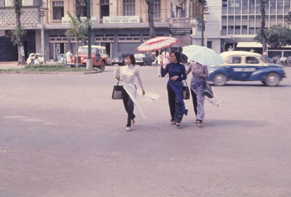 Saigon 1967 - Áo dài trên đường Nguyễn Huệ