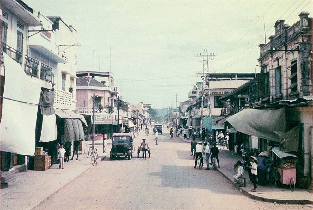 Ngã tư Quang Trung – Trần Hưng Đạo, trung tâm thị xã Quảng Trị.