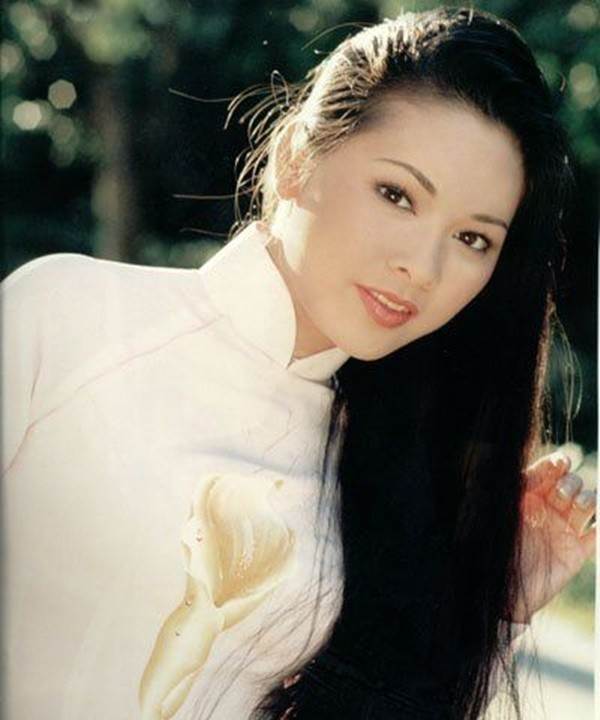 Hình ảnh nữ ca sĩ Như Quỳnh trong trang phục áo dài truyền thống