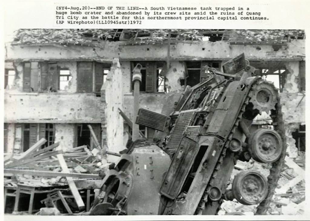Quảng Trị 1972- Xe tăng Nam VN mắc kẹt trong hố giữa đống đổ nát của TP Quảng Trị