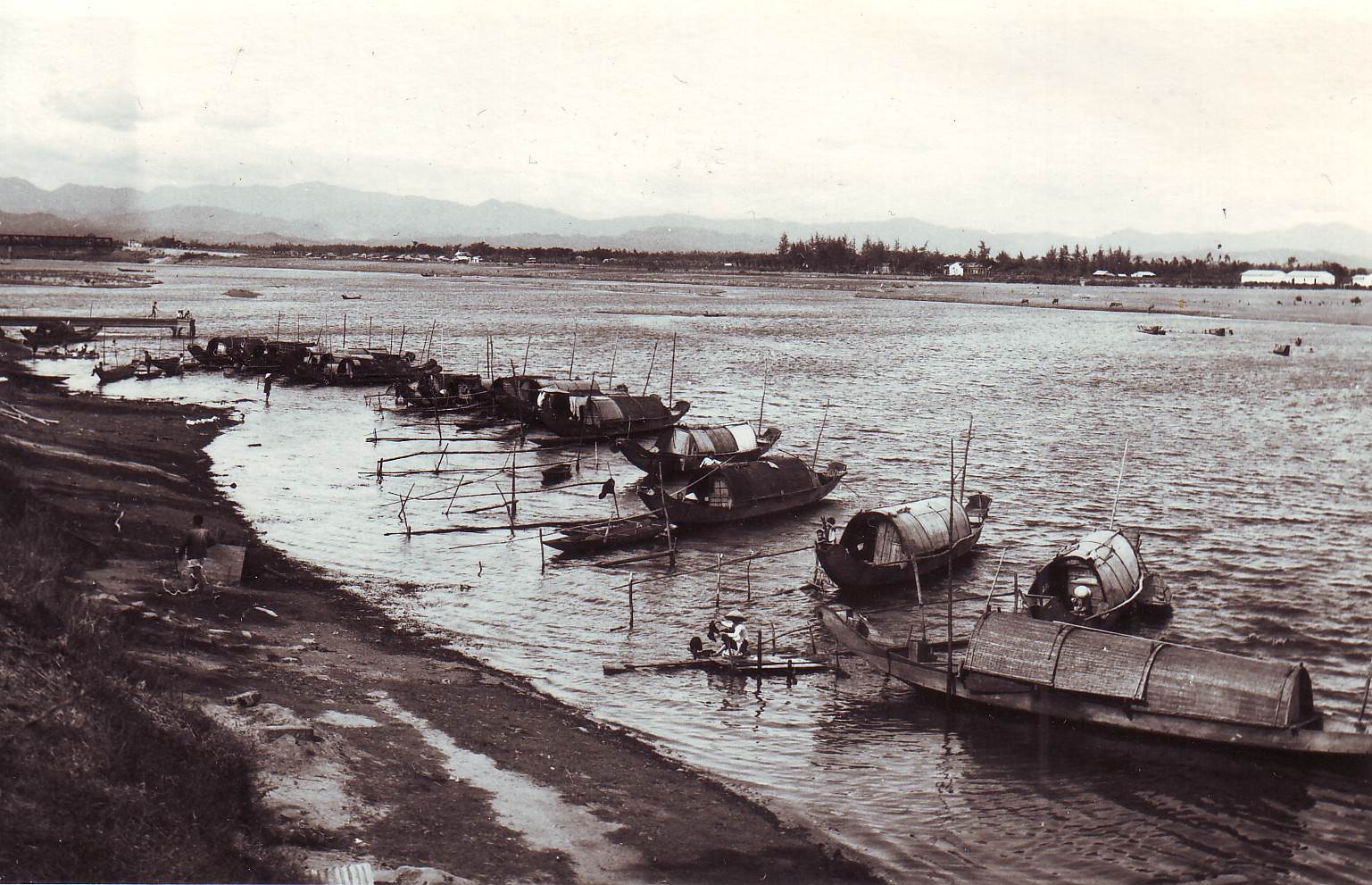 Ghe thuyền trên sông Thạch Hãn gần TP Quảng Trị 1967