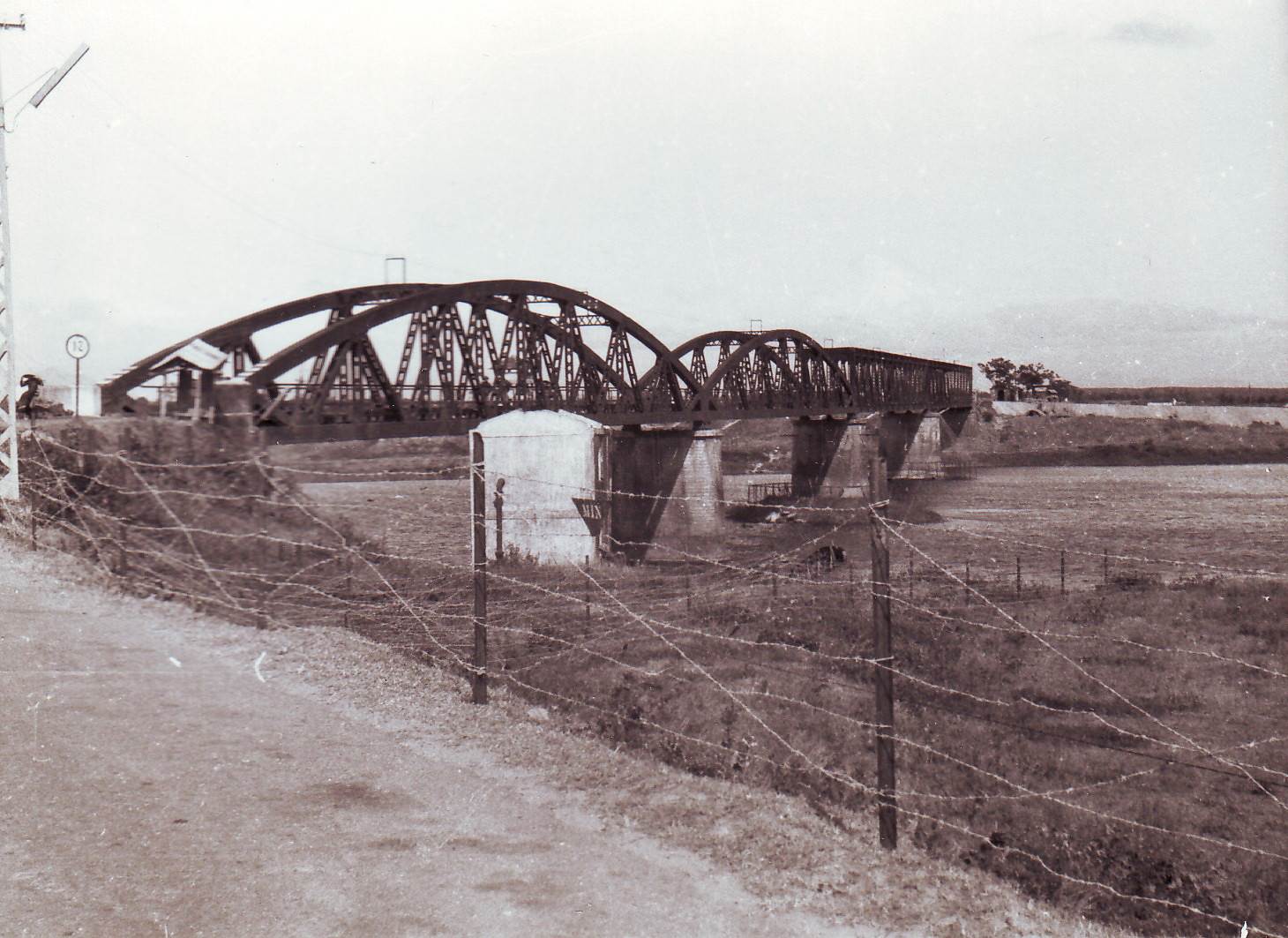 Cầu qua sông Thạch Hãn trên QL1 nhìn về phía Đông Hà, tháng 2-1968