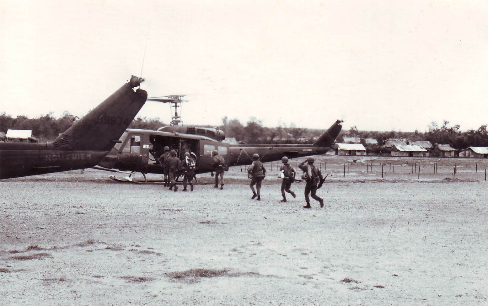 Binh sĩ Nam VN lên trực thăng tại phi trường La Vang để đi hành quân - 1967