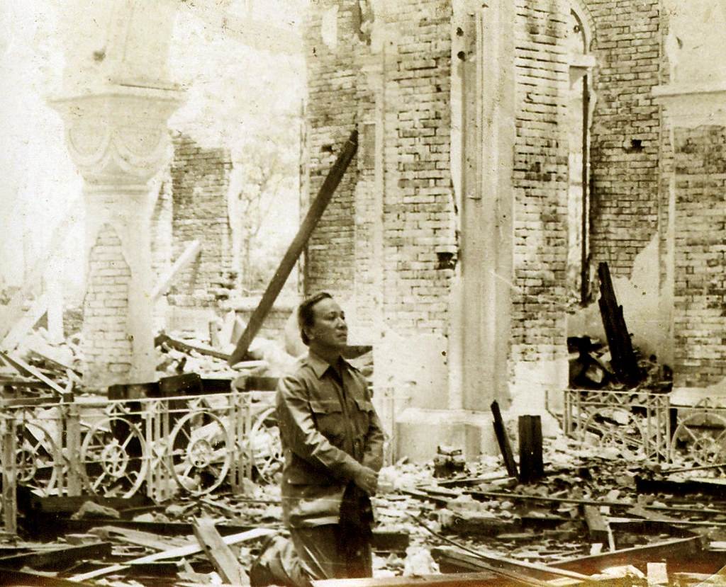 Tổng thống Thiệu cầu nguyện tại Nhà thờ La Vang - Quảng Trị bị phá hủy, ngày 20 tháng 9 năm 1972
