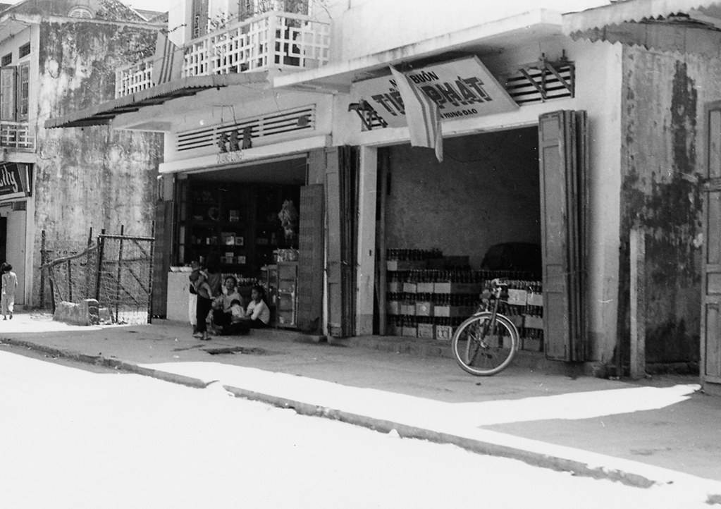 Tiệm tạp hóa bên trong thành phố Quảng Trị. ảnh chụp 1970