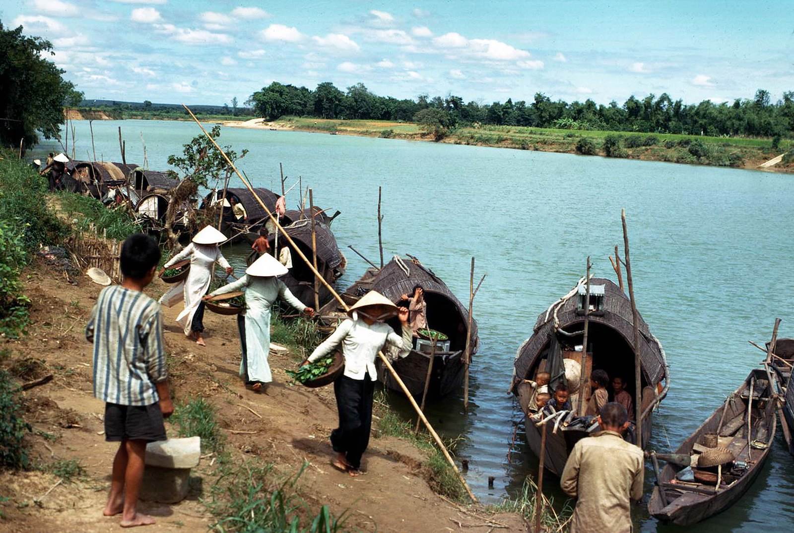 Bến đò dọc bờ sông Cam Lộ. Quang Tri 1967 - Photo by Edward Palm