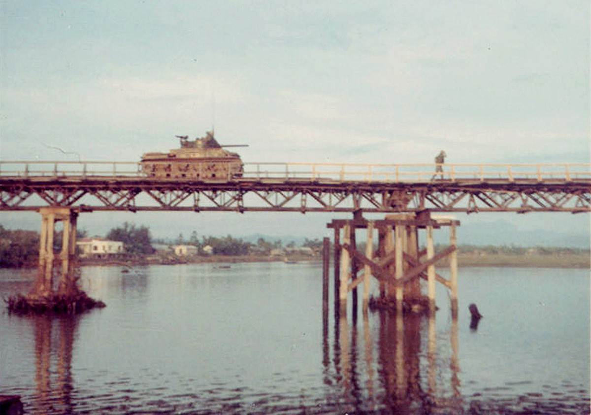 Phần cầu cũ của cầu Đông Hà.