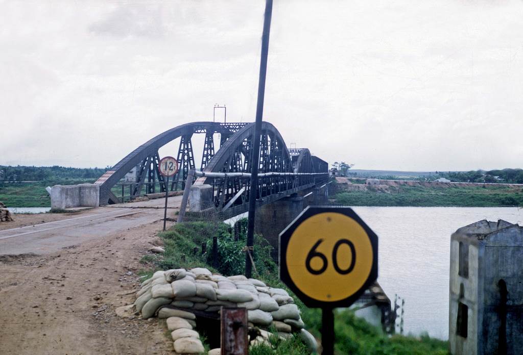 Một góc nhìn khác của cây cầu