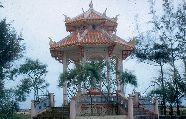 Tượng Quan Âm tại Chùa sắc tứ Tịnh Quang, phía tây sân bay Ái Tử.