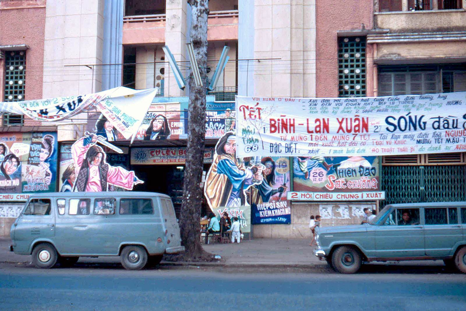 SAIGON trước Tết Mậu Thân 1968 - Rạp Nguyễn Văn Hảo đường Trần Hưng Đạo - Photo by Ed Sizer