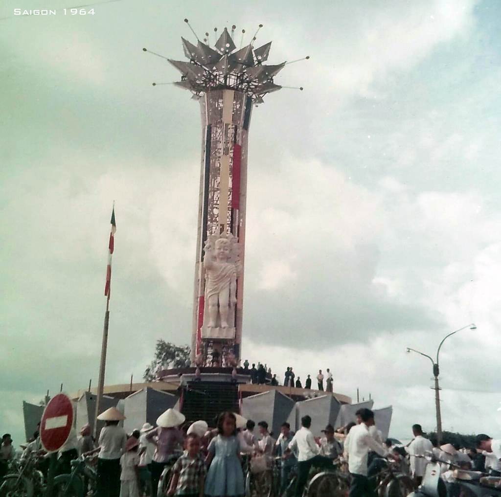 SAIGON 1964 - Tượng đài hoa Ưu Đàm tại lễ đài Phật Đản trên Bến Bạch Đằng, cuối đường Nguyễn Huệ