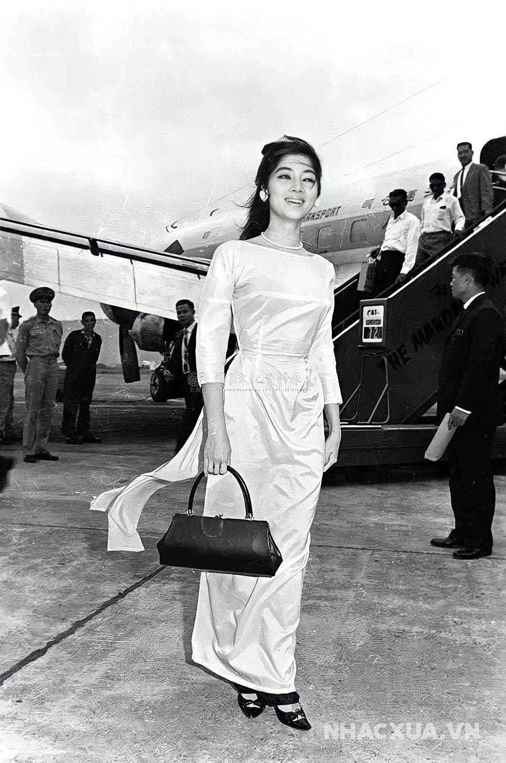 Hình ảnh Thẩm Thúy Hằng mặc áo dài tại sân bay được đánh giá là "kinh điển" trong lịch sử nhan sắc Việt.