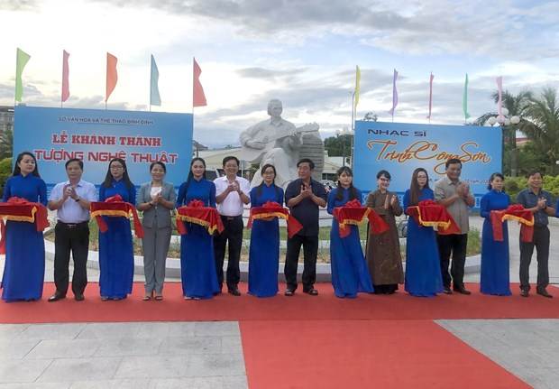 Lãnh đạo tỉnh Bình Định cắt băng khánh thành tượng nhạc sỹ Trịnh Công Sơn bên bờ biển Quy Nhơn. (Ảnh: Nguyên Linh/TTXVN)