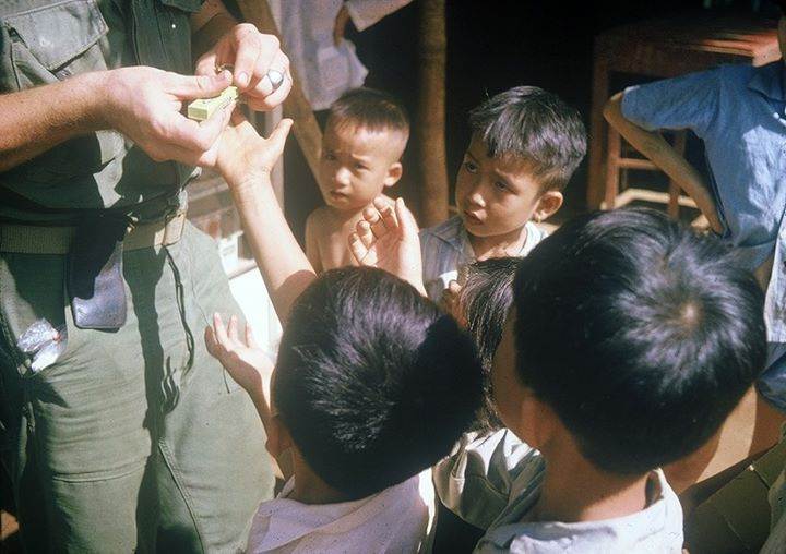 Quảng Trị 1967 Photo by Therese Cline. Những đứa trẻ nhận kẹo được phát từ lính Mỹ