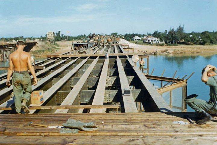 Tiểu đoàn Công binh MCB-62 của Hải quân Mỹ xây dựng cầu Đông Hà Quảng Trị 1969