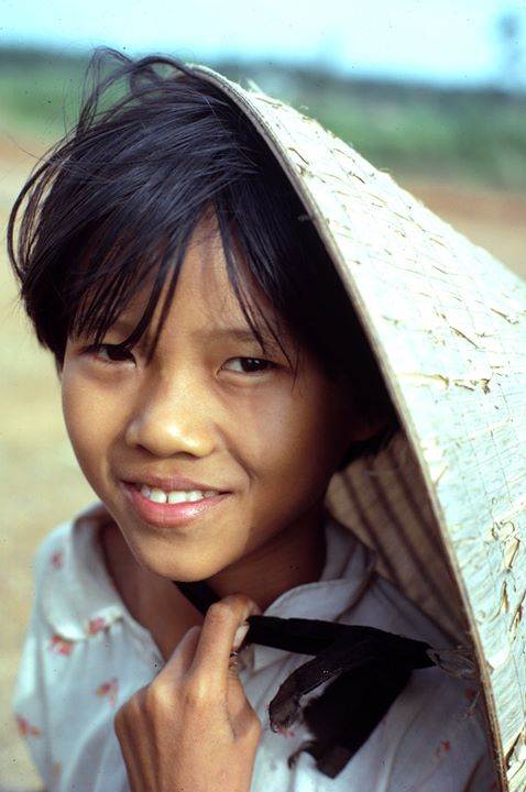 Quảng Trị 1967 - Đứa bé cùng chiếc nón lá truyền thống