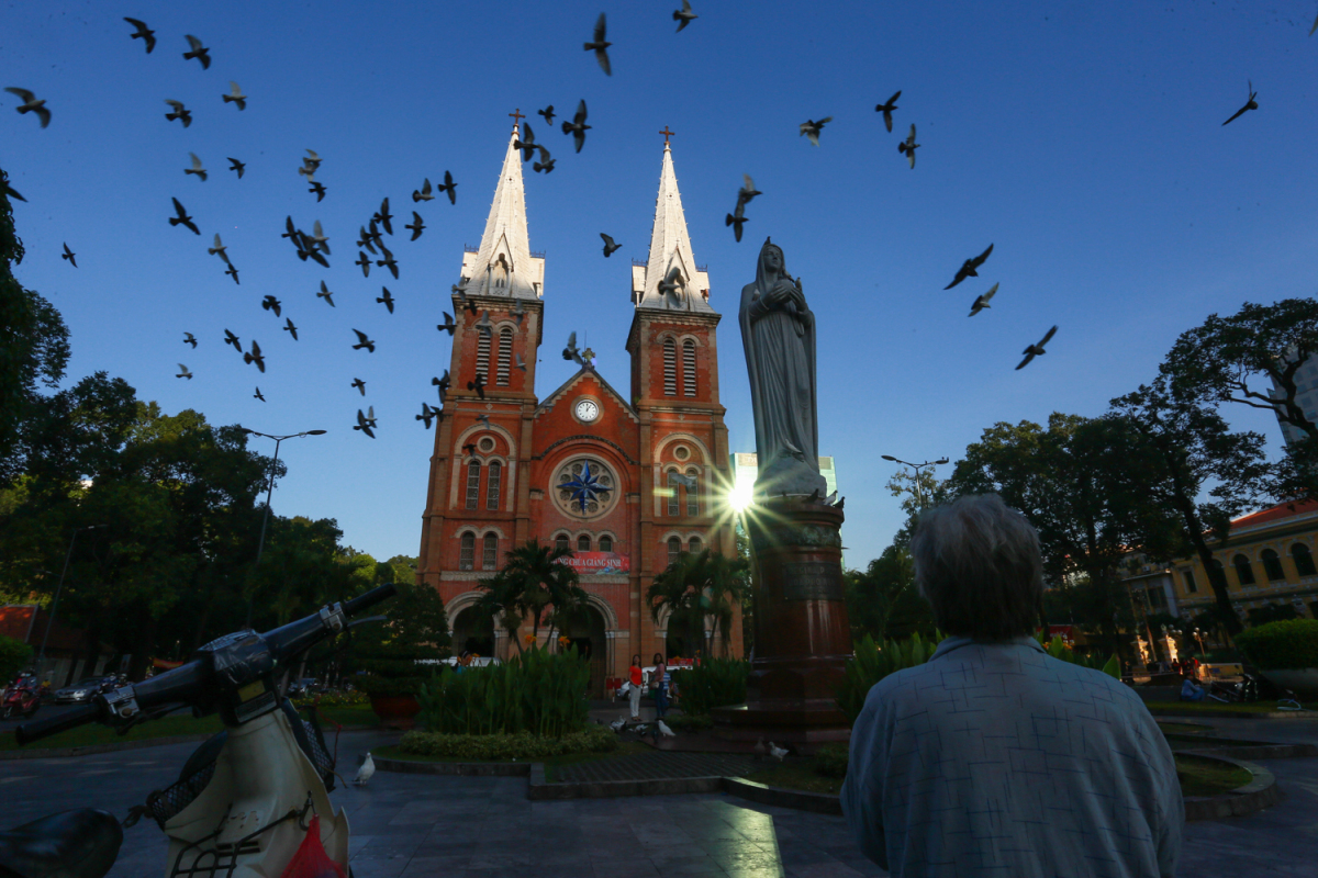 Đàn chim bồ câu tung bay quanh nhà thờ Đức Bà Sài Gòn
