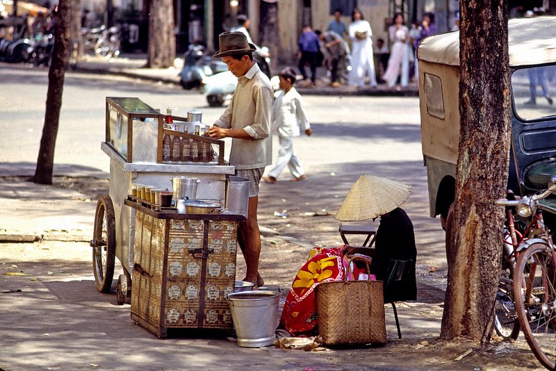 Những gánh hàng rong trên đường phố Sài Gòn xưa. Ảnh của Thomas W. Johnson