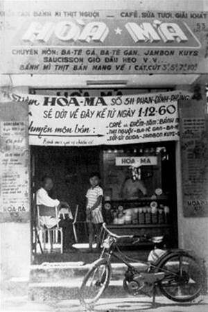 Tiệm bánh mì Hòa Mã năm 1960 trên đường Phan Đình Phùng (Nguyễn Đình Chiểu, quận 03 ngày nay). Sau tiệm dời về đường Cao Thắng ở gần đó.