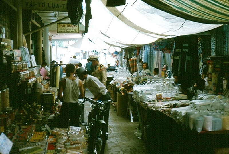 Sài Gòn 1965 - Chợ cũ - Ảnh của Robert Gauthier