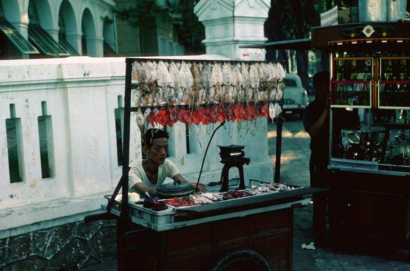 Sài Gòn 1965 - bán khô mực đầu đường Tự Do, gần nhà thờ Đức Bà