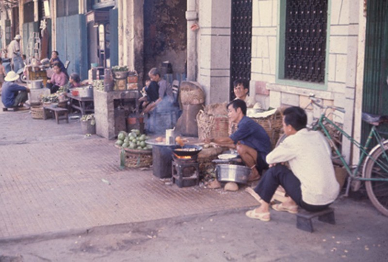 Sài Gòn 1967 - Chuối chiên, khoai lang chiên, bánh cay. Ảnh của Donald Jellema