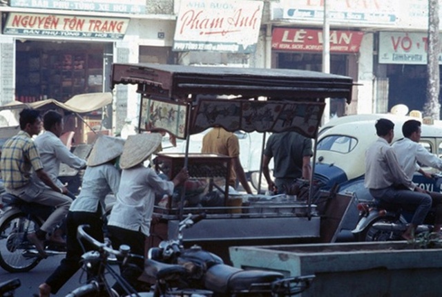 Những xe hủ tiếu xuất hiện ở mọi ngóc ngách đường phố Sài Gòn
