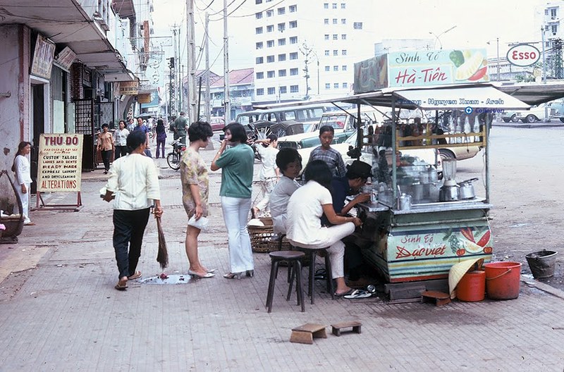 Đường Nguyễn Cư Trinh - Sài Gòn 1969. Một xe bán sinh tố, nước giải khát trên vỉa hè