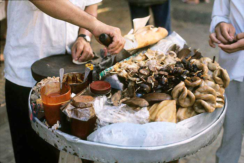 Bánh mì Phá lấu cũng là món ăn phổ biến ở Sài Gòn. Trước 1975, những chiếc xe chở đầy phá lấu là kí ức thân thuộc của người Sài Gòn.