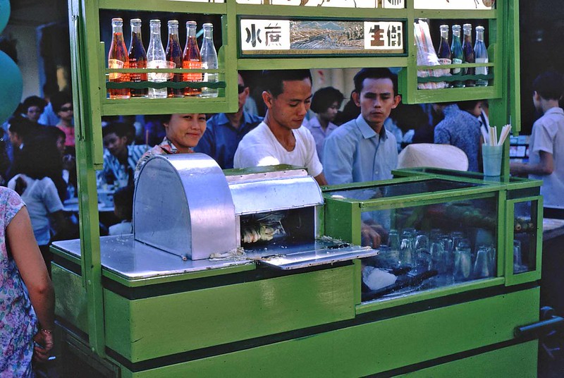 Ảnh Sài Gòn 1965 của William Fabianic - Xe nước mía, bán kèm theo các loại nước giải khát khác