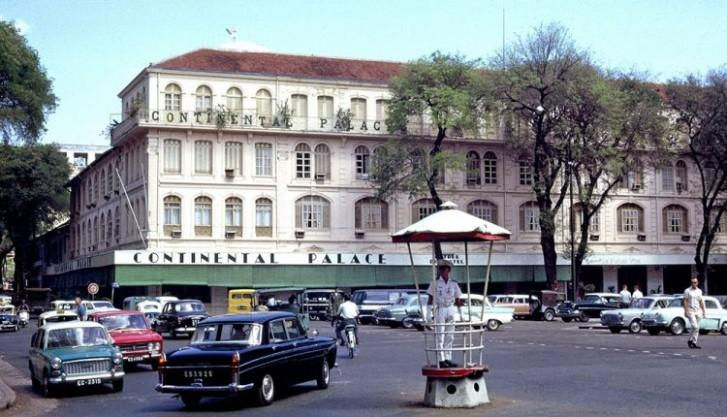 Tầng trệt khách sạn Continental Palace có góc cà phê nhỏ để khách có thể nhâm nhi cà phê và ngắm Sài Gòn. Đến nay, góc cà phê này vẫn giữ nguyên