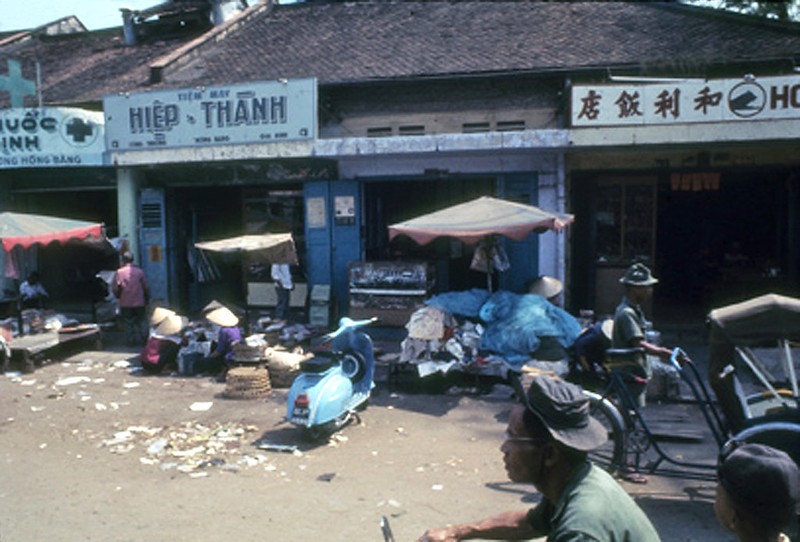Công trường Hồng Bàng, phía trước chợ Bà Chiểu