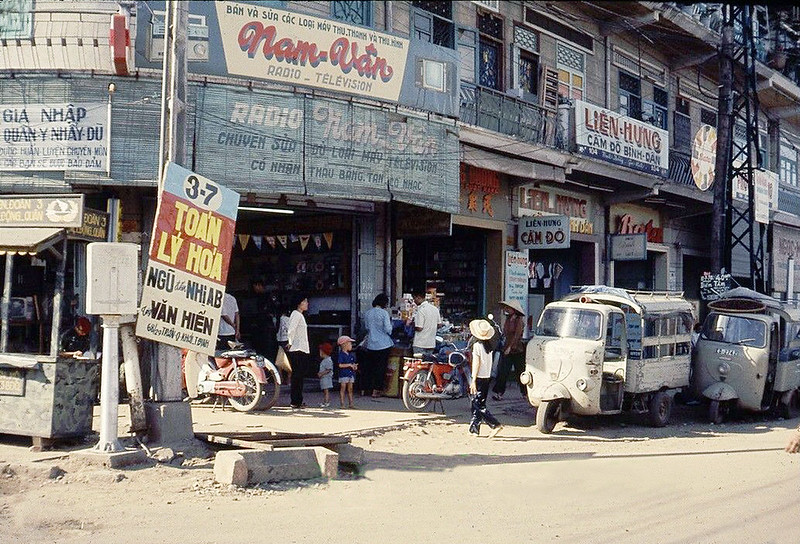 Góc phố Lê Quang Định-Bạch Đằng năm 1969. Trạm tuyển mộ Biệt Động Quân và Quân Y Nhảy Dù cạnh bên cột đèn