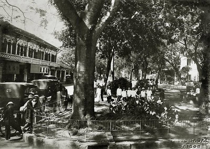Sài Gòn khoảng năm 1930 - Quảng trường Ga Gia Định - Sau này là Công trường Hồng Bàng trước chợ Bà Chiểu