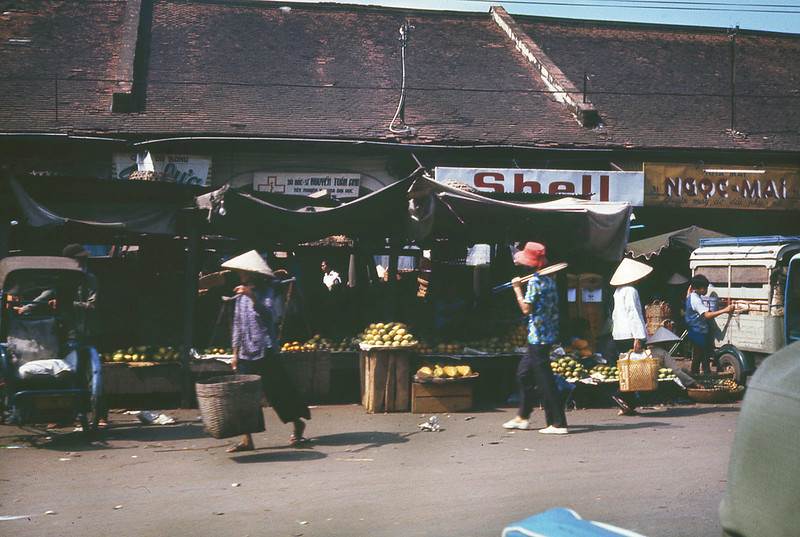 Dãy phố cạnh bên Chợ Bà Chiểu, Công trường Hồng Bàng, 1971-1972
