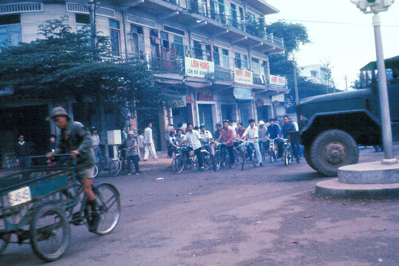 Góc Lê Quang Định-Bạch Đằng, phía trước chợ Bà Chiểu năm 1965-1967. Ảnh: Bill Russell