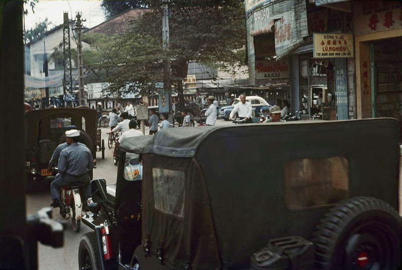 Khung cảnh đường phố Sài Gòn nhộn nhịp 1967 - Góc Bạch Đằng - Lê Quang Định, phía trước chợ Bà Chiểu
