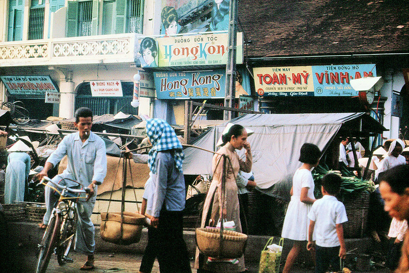 Sài Gòn 1965 - Công trường Hồng Bàng phía trước chợ Bà Chiểu. Ảnh: Jerry Cecil