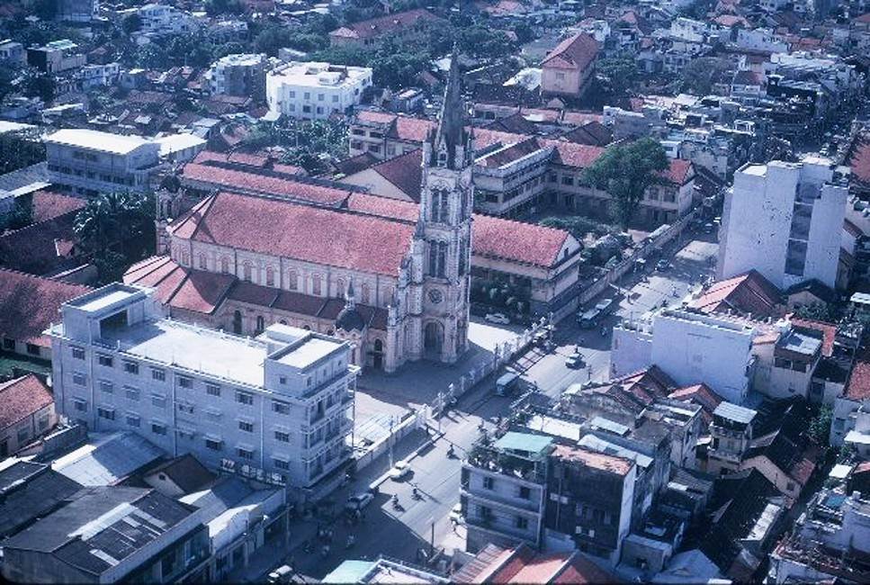 Toàn cảnh nhà thờ Tân Định nhìn từ máy bay, Sài Gòn năm 1965. Ảnh: Ken Kraft. Nhà thờ Tân Định cùng với Nhà thờ Đức Bà được coi là hai nhà thờ cổ có quy mô lớn và kiến trúc đẹp nhất tại Sài Gòn.