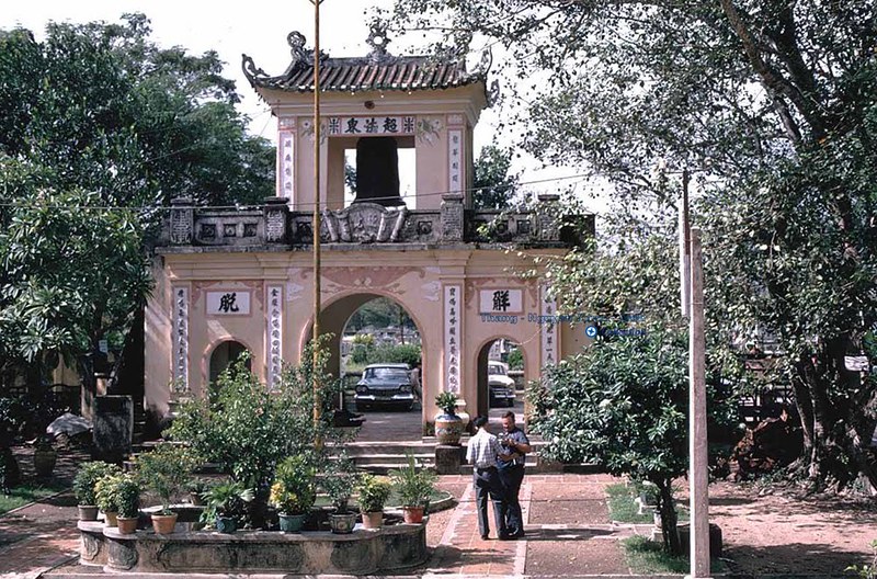 Cổng chùa Phổ Quang 1964 - 1965- Ảnh: William Fabianic 