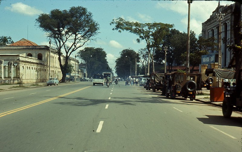 Տàι̇ Ցòn 1970 - Đại lộ Thống Nhất. Bên phải hình là cổng trường Trung học Văn Hóa Quân Đội, ngày nay nơi này là Khách sạn Sofitel Plaza.