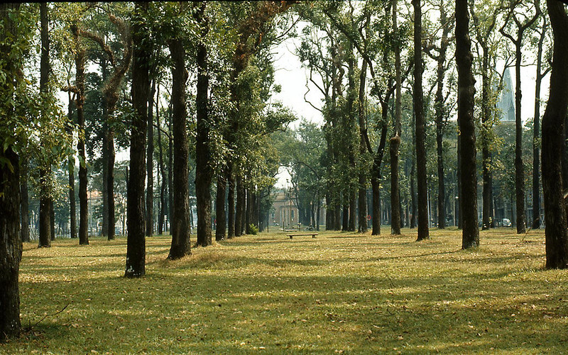 Công viên phía trước Dinh Độc Lập nhìn về phía nhà thờ Đức Bà Sài Gòn năm 1970.