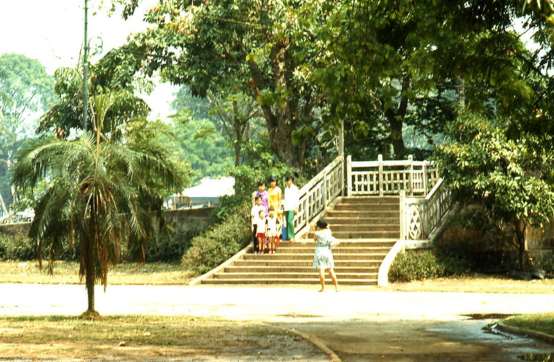 Sài Gòn năm 1970. Lối lên cây cầu từ Thảo Cầm Viên qua Thị Nghè, đây chỉ là cây cầu dành cho người đi bộ.