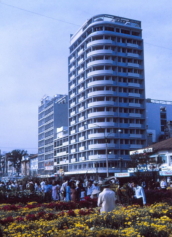 Sài Gòn năm 1970 - Chợ hoa Tết đường Nguyễn Huệ - Palace Hotel