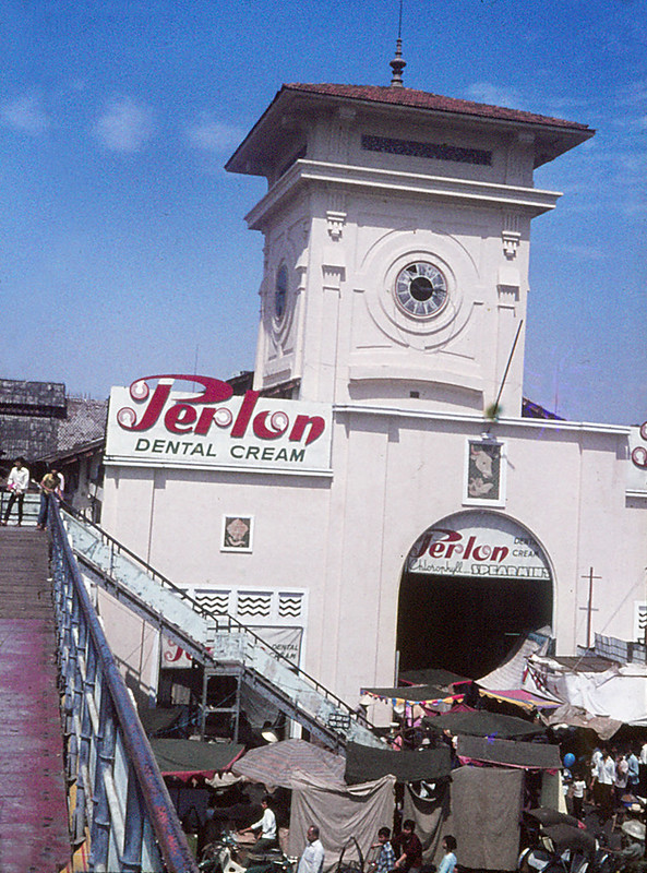 Chợ Bến Thành - Sài Gòn 1970. Trong ảnh là cầu xây cho người đi bộ băng qua công trường Quách Thị Trang.